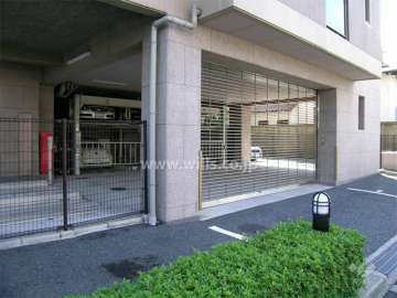 リングシャッター付きの駐車場