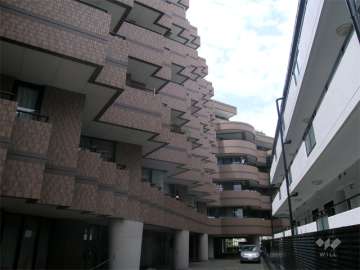 建物は雁行設計になっています。