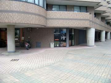 1階部分には店舗が入っています。