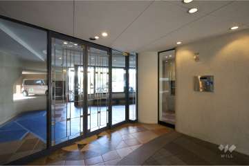 エントランスはオートロック付きです。