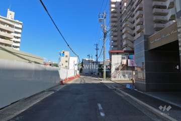 敷地北西側の前面道路（南西側から）