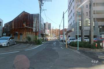敷地北東側の前面道路（北西側から）