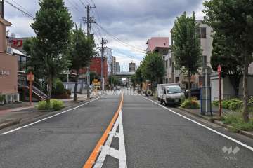 敷地西側の前面道路（北側から）