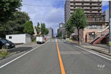 敷地西側の前面道路（南側から）