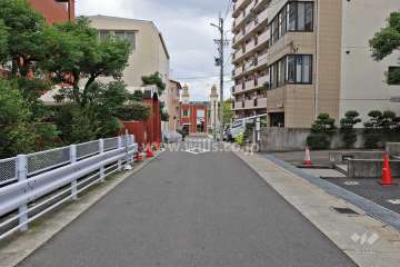 敷地北側の前面道路（東側から）