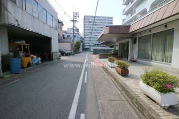 敷地の南側前面道路（東側から）