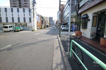 敷地の東側前面道路（北側から）