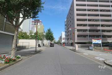 敷地西側の前面道路（南側から）