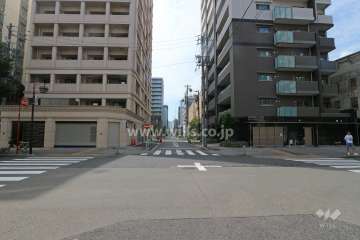 敷地南側の前面道路（東側から）