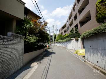敷地西側の前面道路