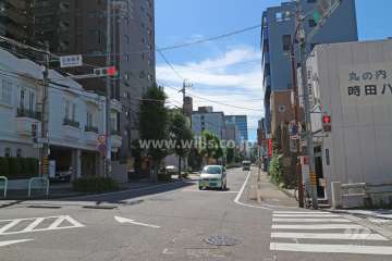 敷地西側の前面道路（北側から）