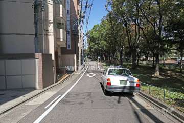 敷地西側の前面道路（北側から）