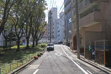 敷地西側の前面道路（南側から）