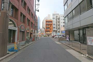 敷地北側の前面道路（東側から）