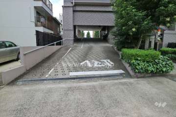 駐車場出入り口