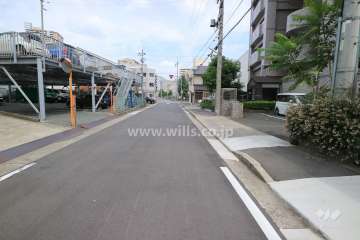 敷地北側の前面道路（西側から）