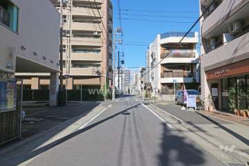 敷地北西側の前面道路（南西側から）