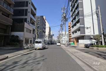 敷地西側の前面道路(南側から)