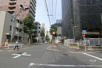 敷地西側の前面道路（南側から）