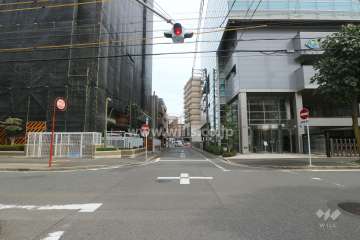 敷地南側の前面道路（西側から）※大規模修繕工事中（2020年1月時点）