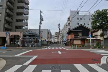 敷地北側の前面道路（東側から）