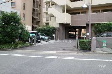 駐車場出入り口（ロボットゲート付き）