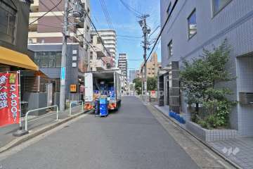 敷地西側の前面道路（南側から）