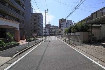 敷地北西側の前面道路（北東側から）