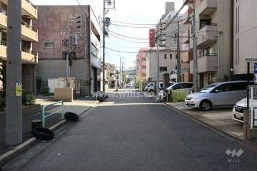 敷地南西側の前面道路（北西側から）