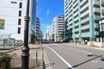 敷地南側の前面道路（東側から）