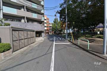 敷地北側の前面道路（西側から）