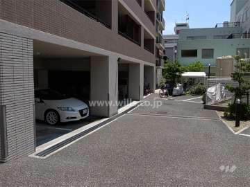 敷地西側の敷地内駐車場（機械式と平面式とがあります。）