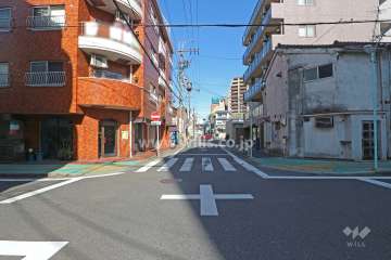 敷地東側の前面道路（南側から）