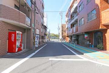 敷地南側の前面道路（東側から）