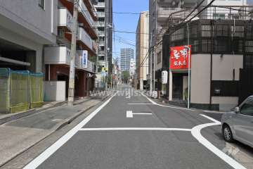 敷地東側の前面道路（南側から）
