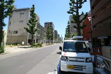 敷地の北側前面道路（西側から）