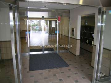 エントランスはオートロック付きです。