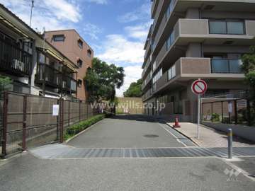 ロボットゲート付きの駐車場入口