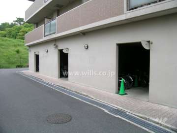 建物1階部分、屋内にある駐輪場