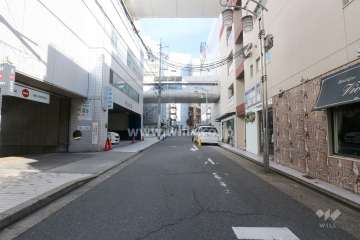 敷地北西側の前面道路（南西側から）