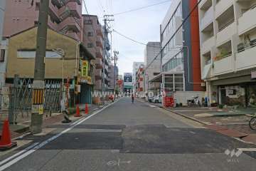 敷地南側の前面道路（東側から）