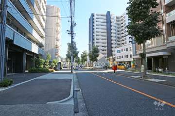 敷地南西側の前面道路（北西側から）