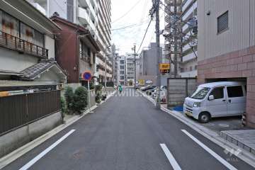 敷地北側の前面道路（西側から）