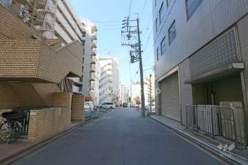 敷地北側の前面道路（東側から）