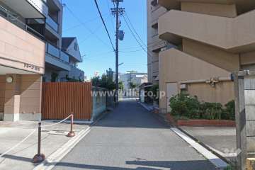 敷地北東側の前面道路（北西側から）
