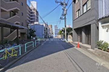 敷地北側の前面道路（東側から）
