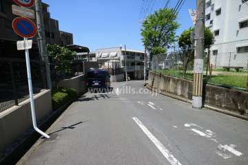 敷地北東側前面道路(南東側から)