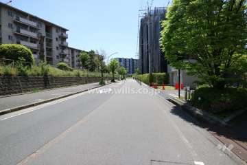 敷地南西側前面道路(北東側から)