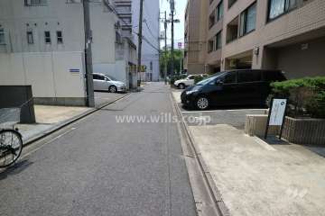 敷地の南側前面道路（東側から）