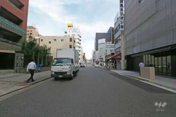 敷地南側の前面道路（西側から）